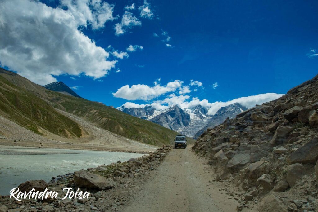 Dirt road drive from Manali to Chandra Taal next to river Chenab